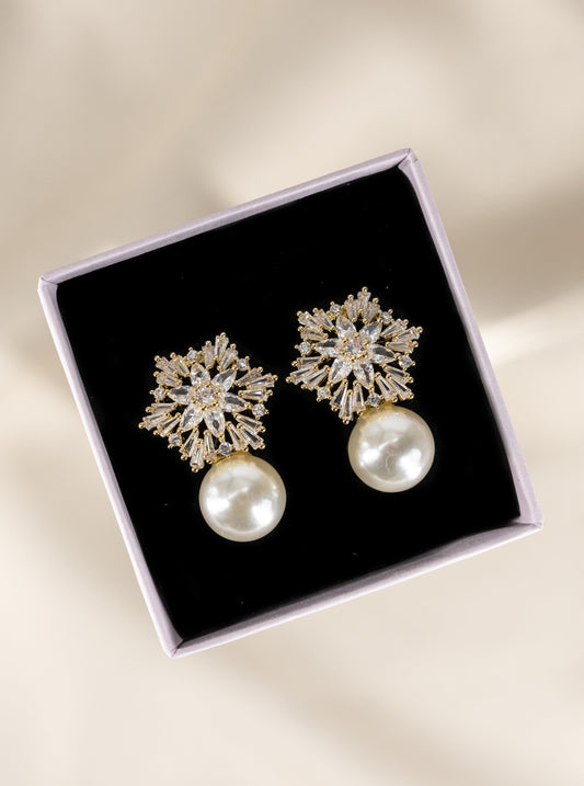 Gold earrings with diamonds and snowflake pearls