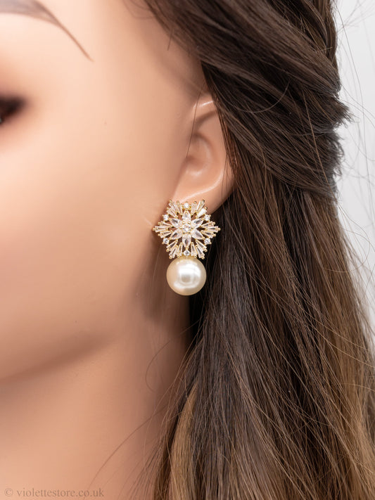 Gold earrings with diamonds and snowflake pearls